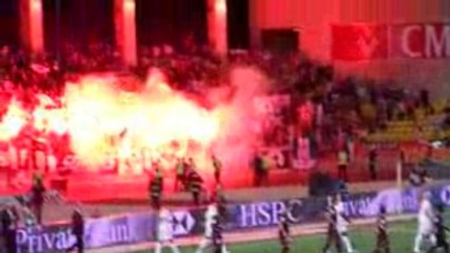 MONACO - PSG : CRAQUAGE PARISIEN DEBUT DU MATCH 2009 HQ
