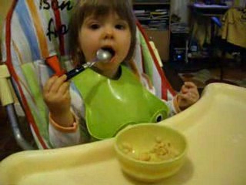 louise mange ses premieres pâtes toute seule