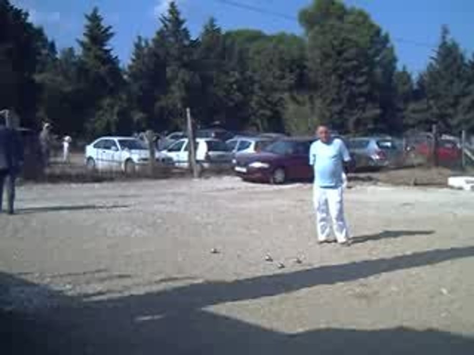 ...les autres jouent aux boules