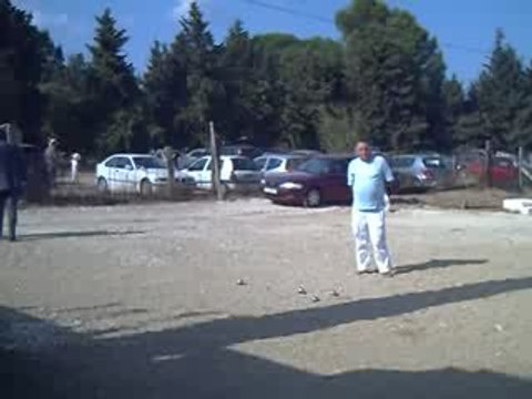 ...les autres jouent aux boules