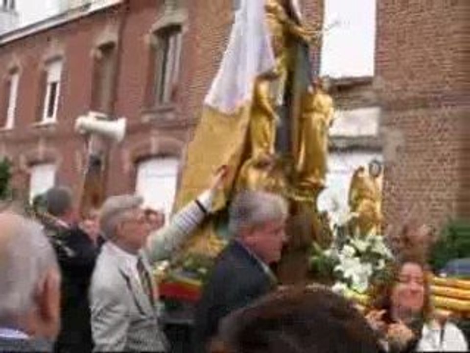 Valenciennes -un arrêt de la procession du Sain...