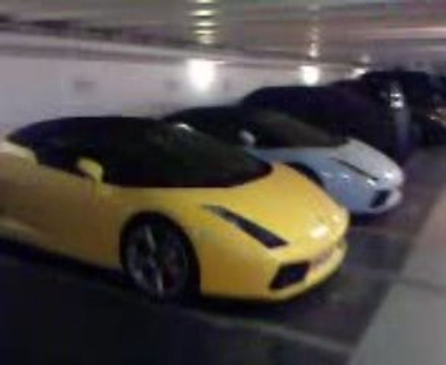 Voiture de luxe @ L'étoile - Paris - Champs Elysées