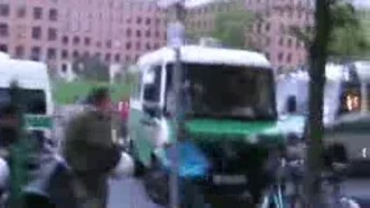 Brutaler Polizeizugriff 2009 - Unzensiertes Video