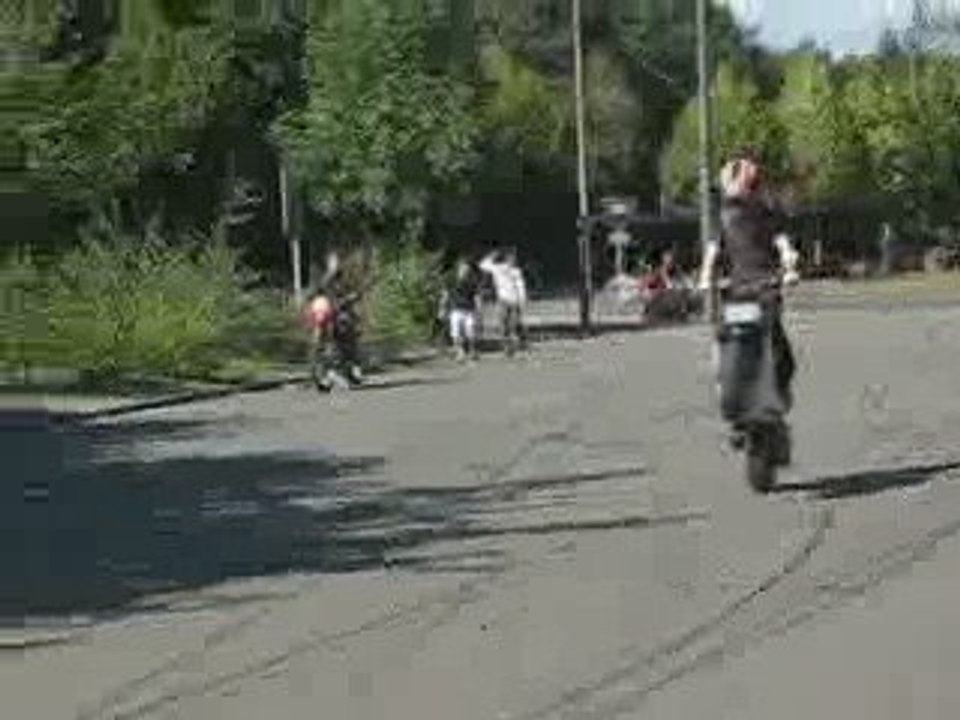 spirite72 Le MANS scoot run  stunt wheeling