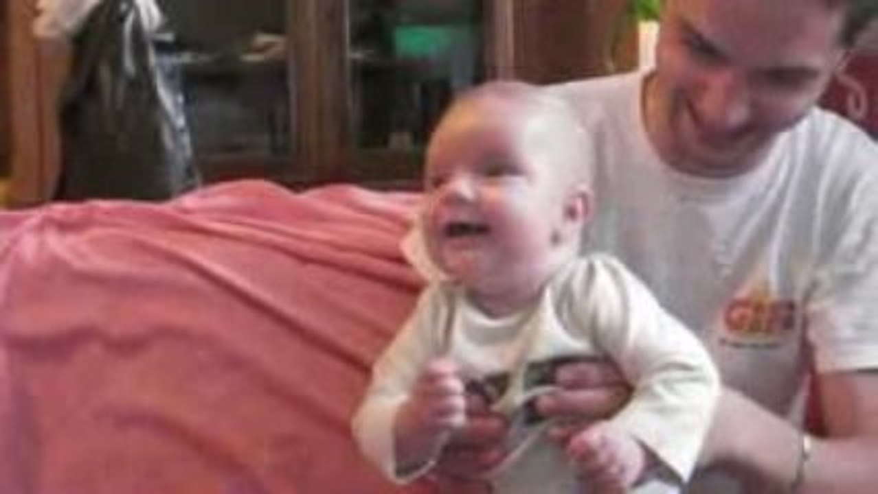 bébé rigole