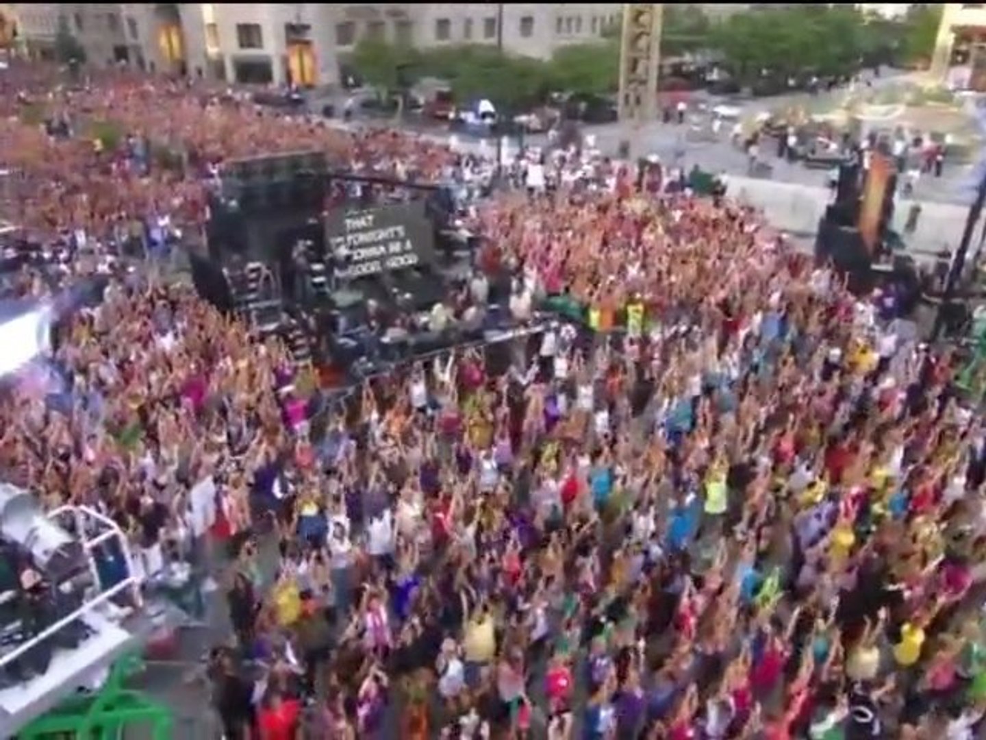 ⁣Black Eyed Peas Flash mob world record, Chicago