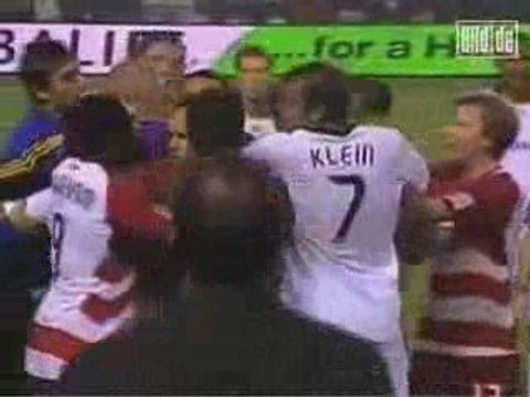 David Beckham greift Spieler am Hals! David Beckham attacks