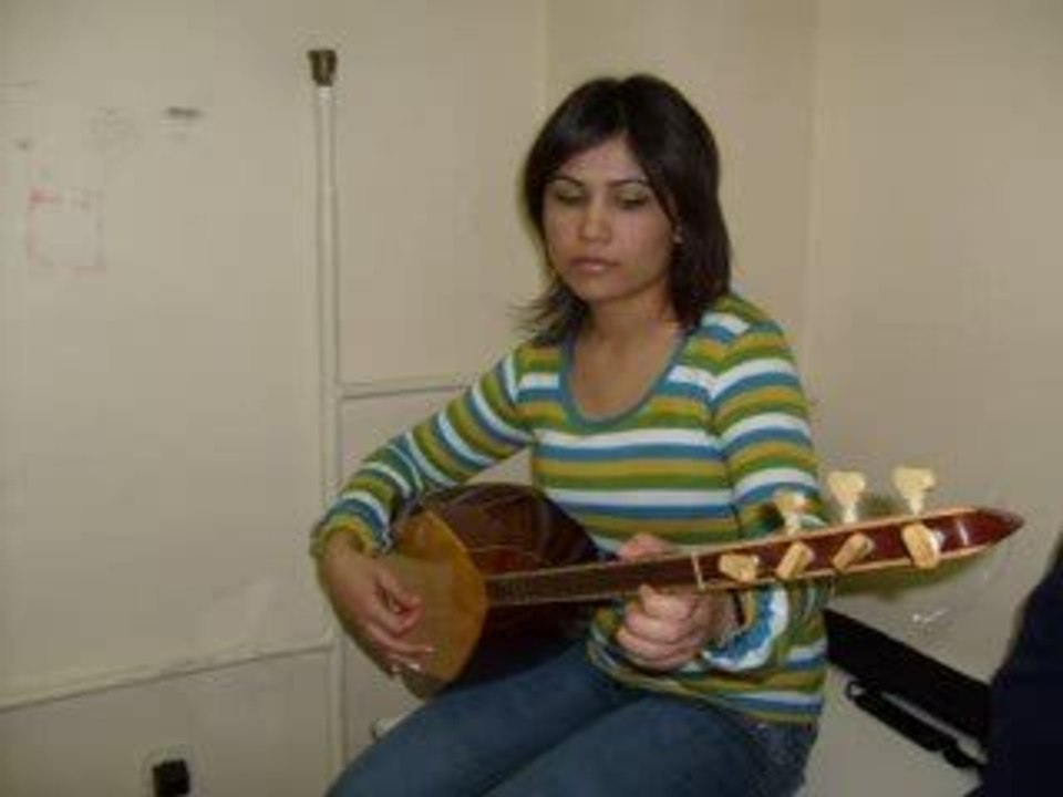 HÜLYA ŞEN, ANAMDAN GAYRISI YALAN AĞLASIN