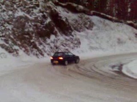 Mazda 323 gtr a la neige de jour