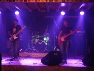 Des ombres en concert à La Cave