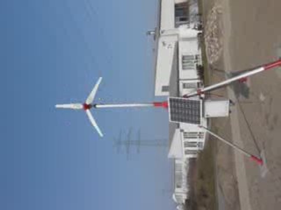 Centrale électrique hybride Vent/solaire OMT