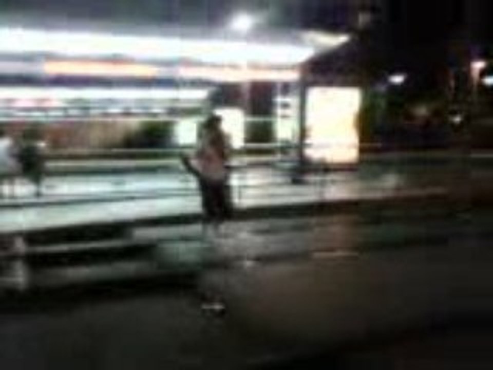 Scratch dans une vitre d'arrêt de tram (Remi Gaillard like)