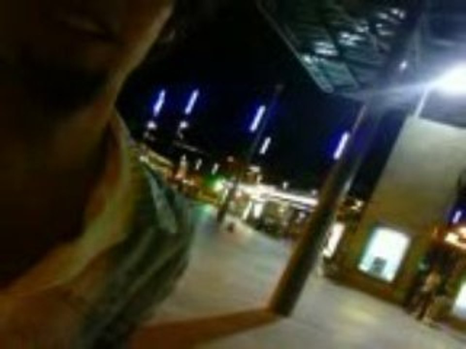 Scratch dans une vitre d'arrêt de tram 2(Remi Gaillard like)