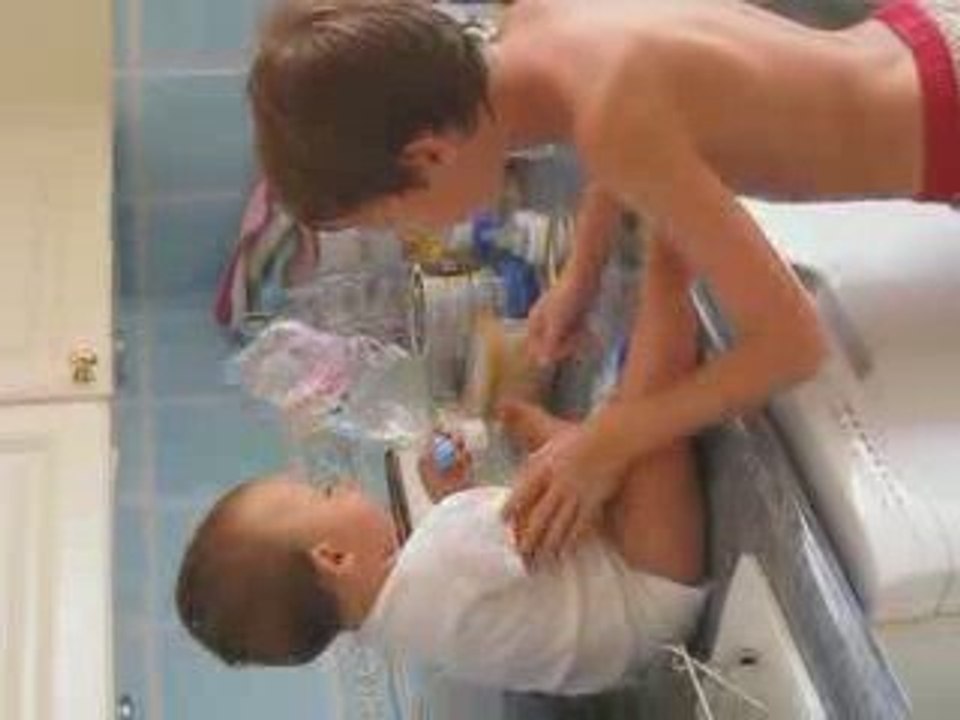 Jade qui s'eclate avec son frere