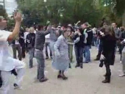 2009 CITY PARADE A LIEGE 98 year old woman break dancing