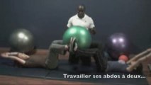 Je travaille mes abdos avec une copine !