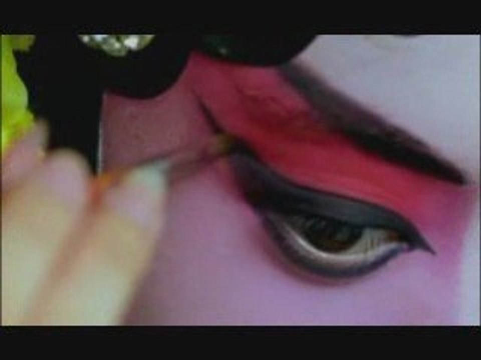 French actress  sings Beijing Opera 法国女孩的曲艺情结