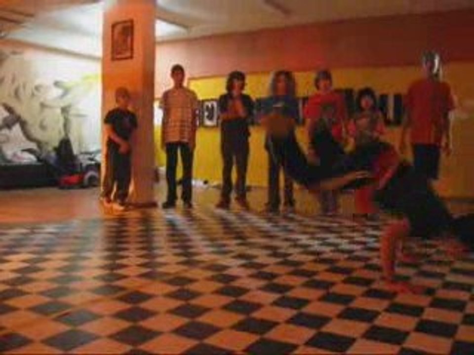 חוג ברייקדאנס -שיעור ברייקדאנס עם הברייקרהוליקס