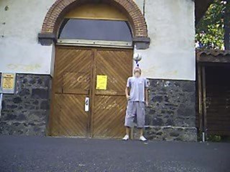 IZI style red bull street style