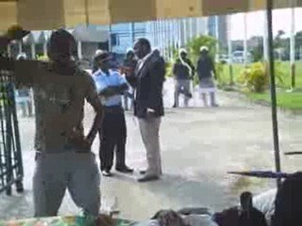 Manifestation devant l’assemblée nationale - AOL Video