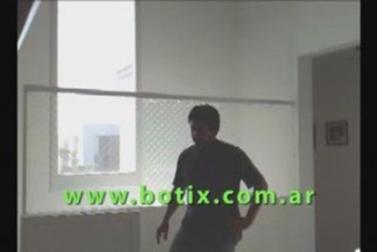 Cerramiento de red invisible en hueco de escalera San Isidro