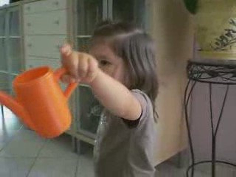 Clarisse "arrose" la plante