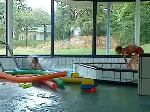 Moi et Léa a la piscine c' était mdr ( Xdeii Coup de boule )