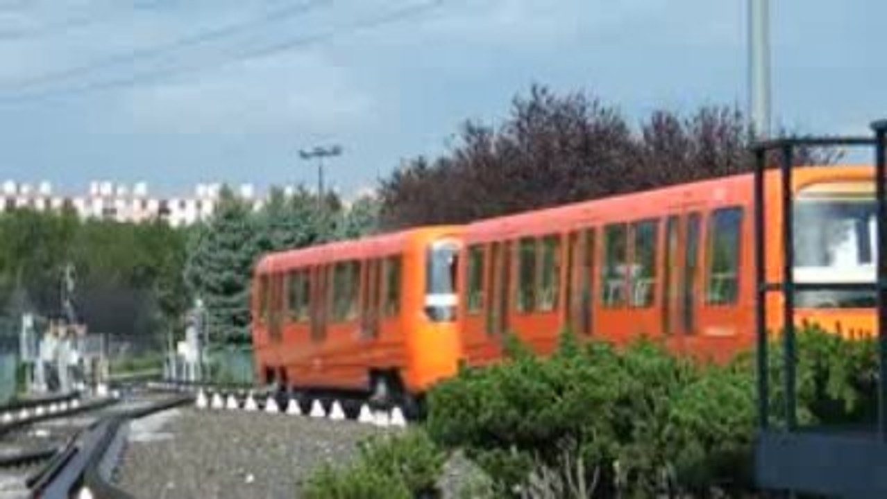 Sortie d'une rame de métro des ateliers du Thio...