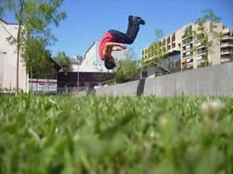 VDO 2009 PARKOUR ADRI && CLAUDIO