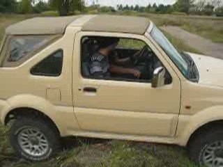 Le jimny posé, les roues qui touchent plus le sol ...
