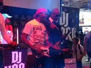 Lord Kossity Joue à Guitar Hero 5 au Festival du Jeu Vidéo