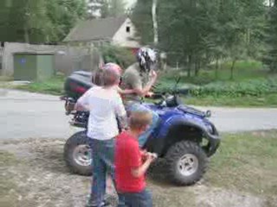 Ewan pour la première fois sur un quad