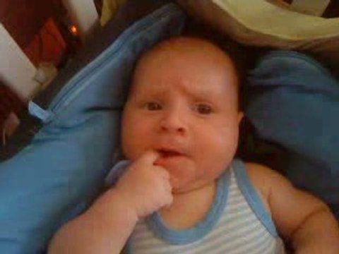 je découvre mes mains et suce mes doigts