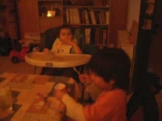 hicham donne a manger a sara