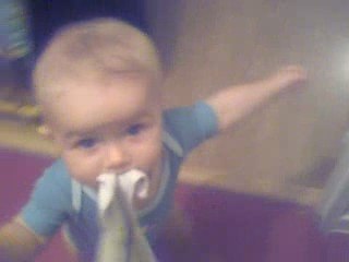 Mon petit monstre en train de marcher