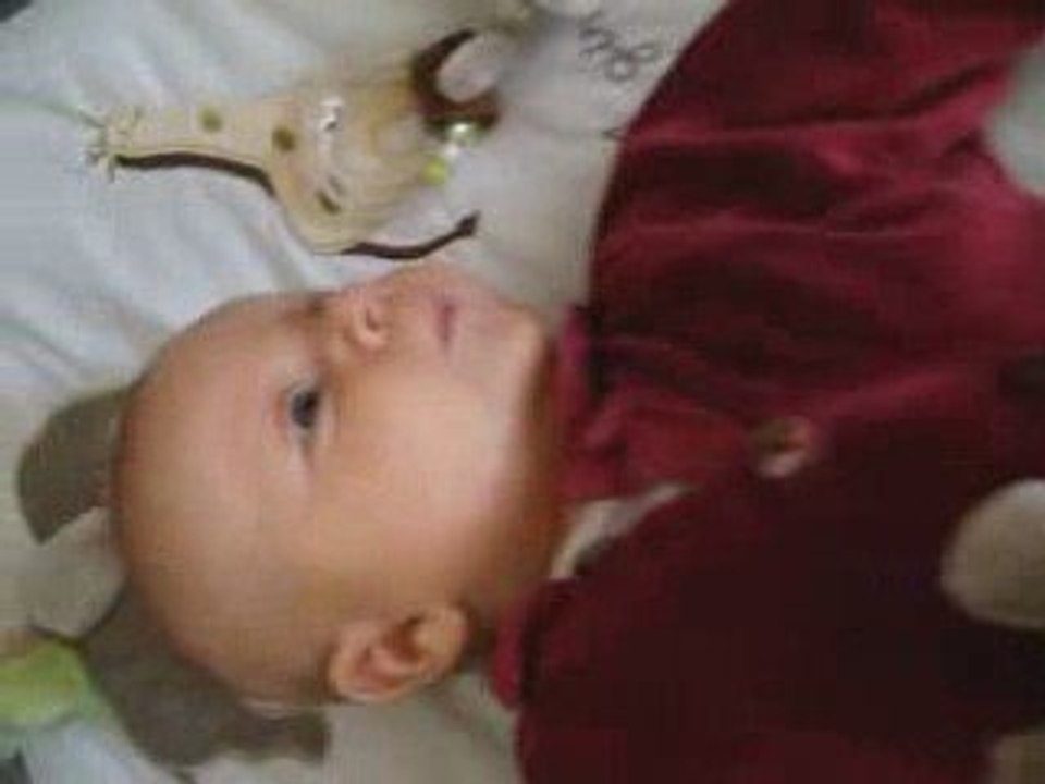 Manon sur le tapis d'éveil