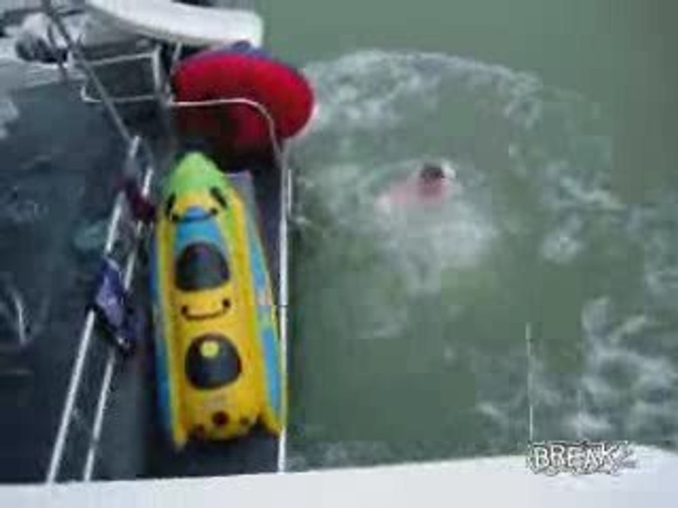 06 - Regis Saute du Bateau