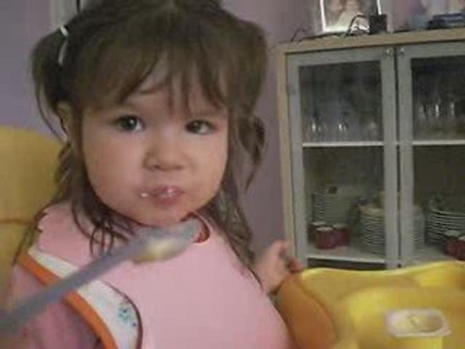 Clarisse qui mange