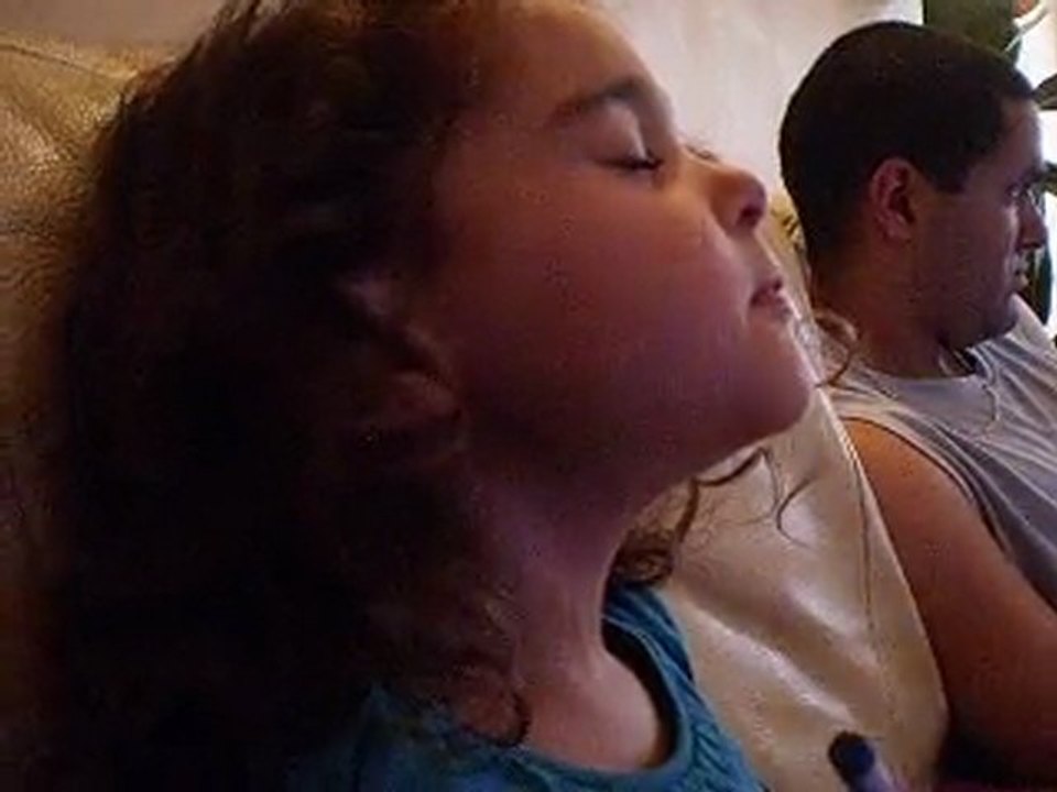 Silianna 3ans chante release d'Agnés en se maquillant