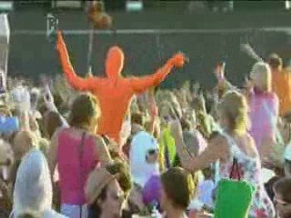 Lily Allen - Womanizer (Live at Bestival 2009)