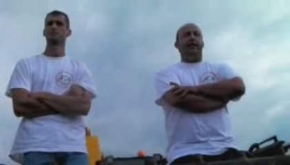 grève du lait devant Danone à Villecomtal