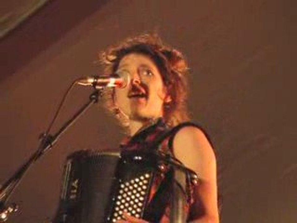 CHLOE LACAN : "Fais-moi mal Johnny" au Festival Toumélé