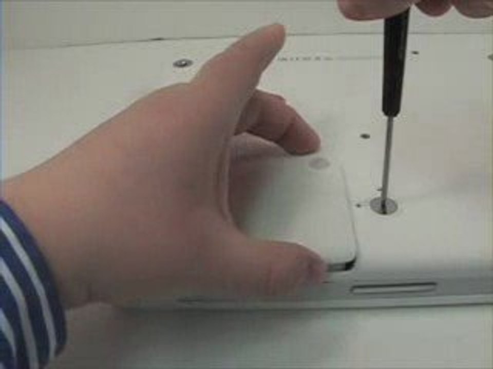 How to Remove the Battery in an iBook G4