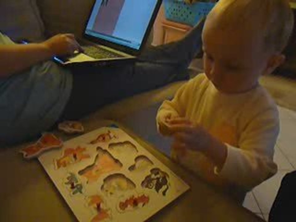 Evan fait un puzzle