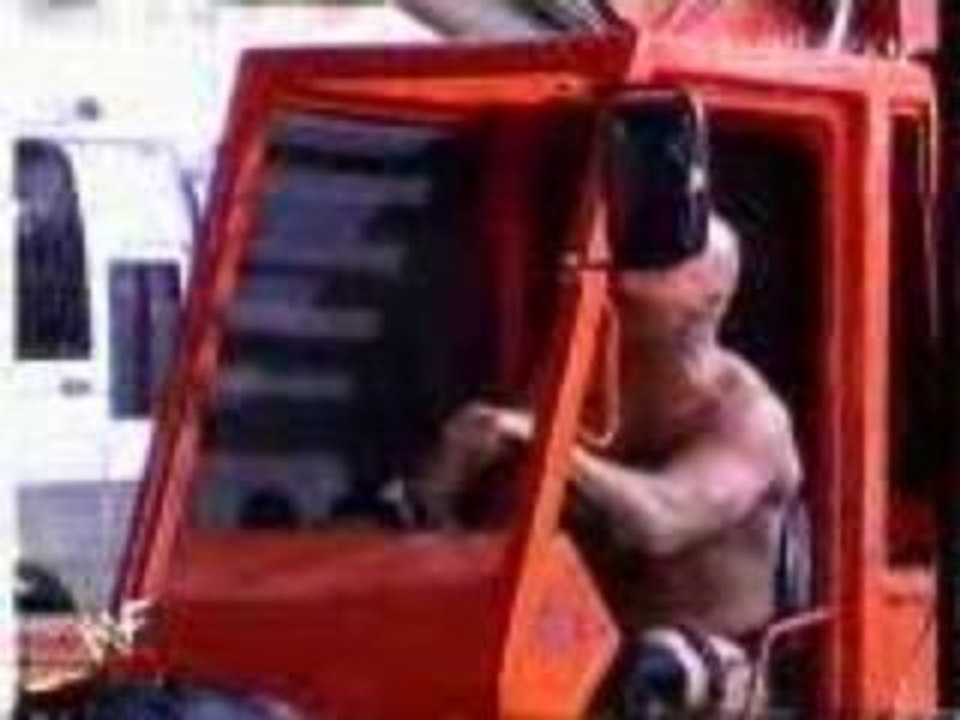 Austin Destroy HHH Avc Une Grue