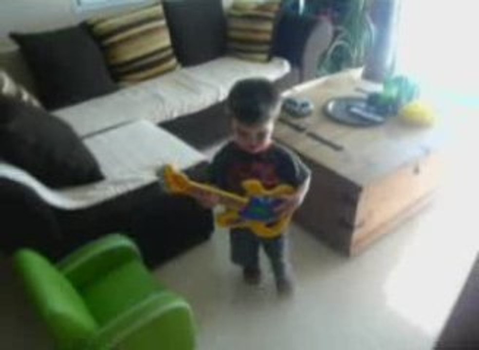 Maël futur guitariste de Sangria Gratuite???