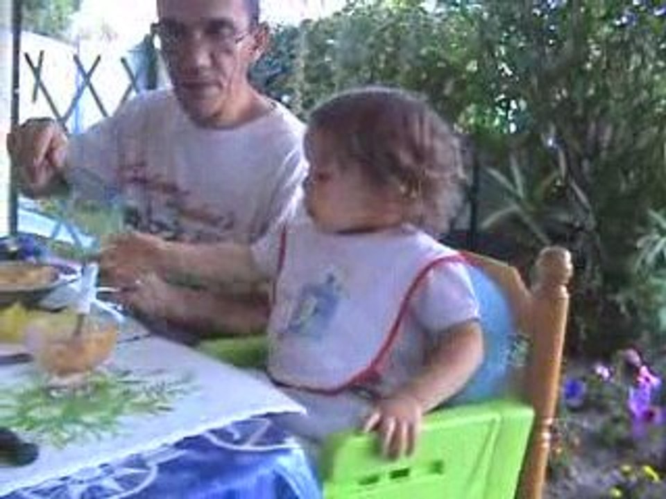 Tenaya mange des spaghettis bolognaises !!