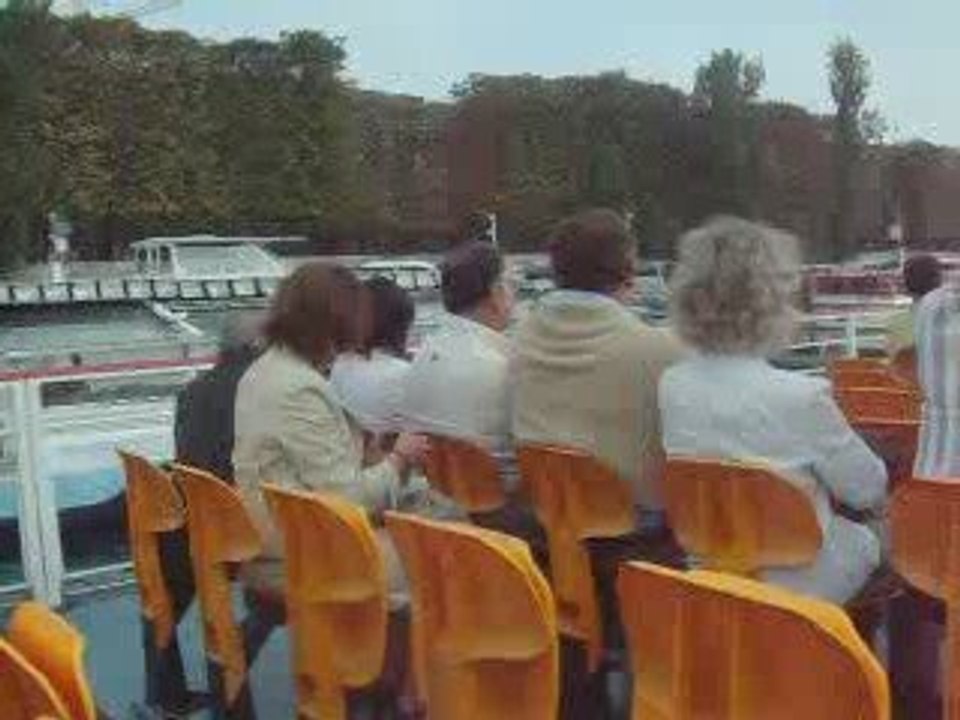 Sur Le Bateau a paris sisi