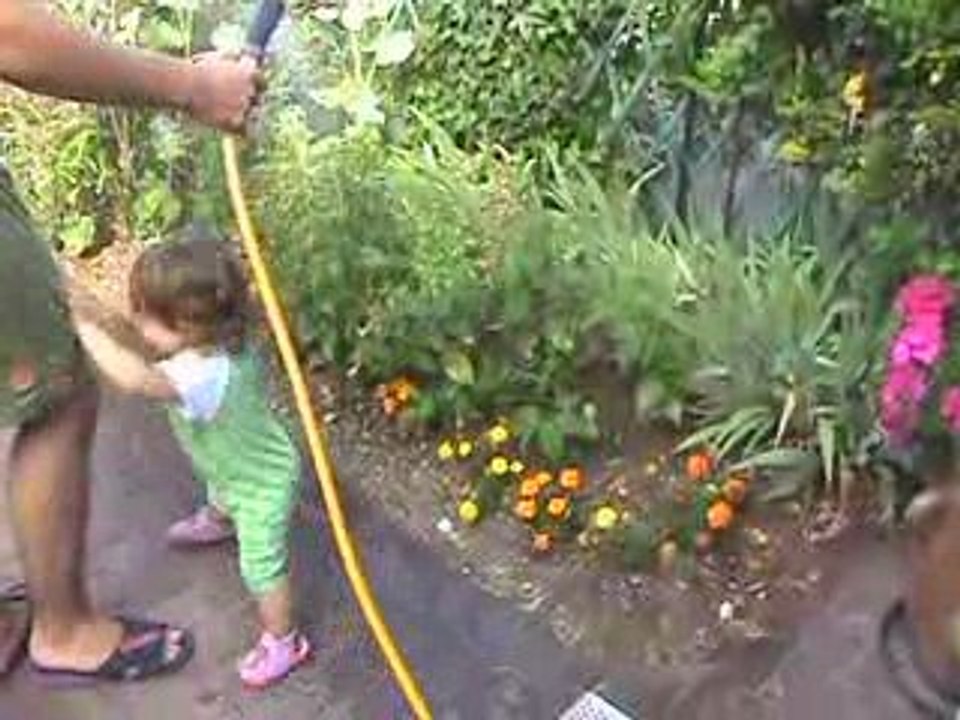 Tenaya joue avec l'eau !