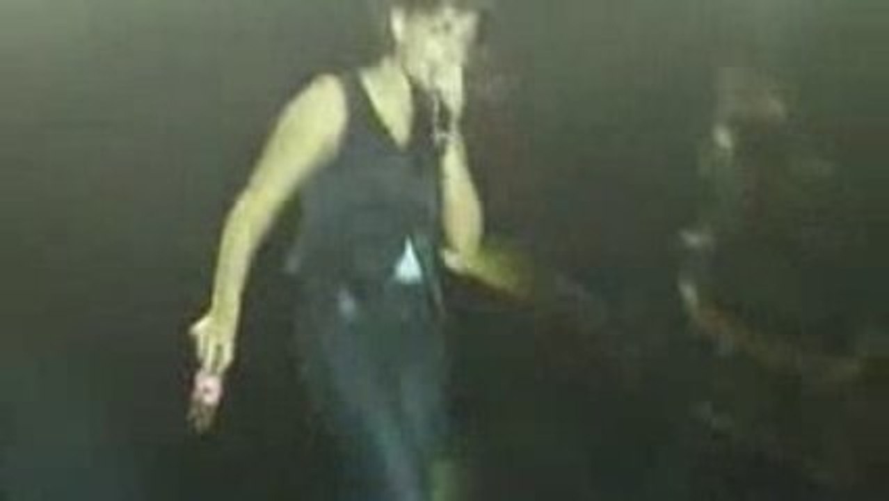 Sheryfa Luna recoit des bouteilles et quitte la scène !!